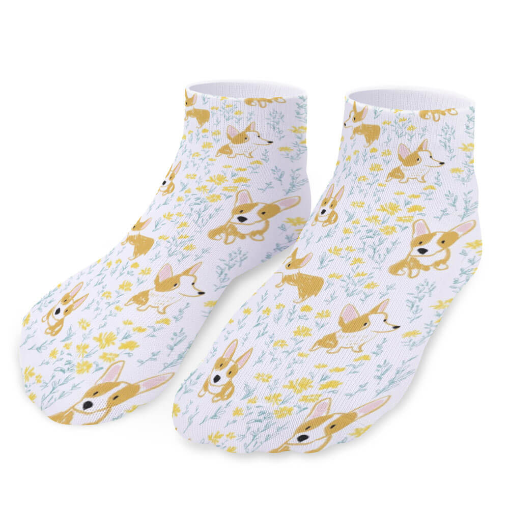 White socks with yellow patterns, comfortable and sweat-wicking, suitable for all seasons.