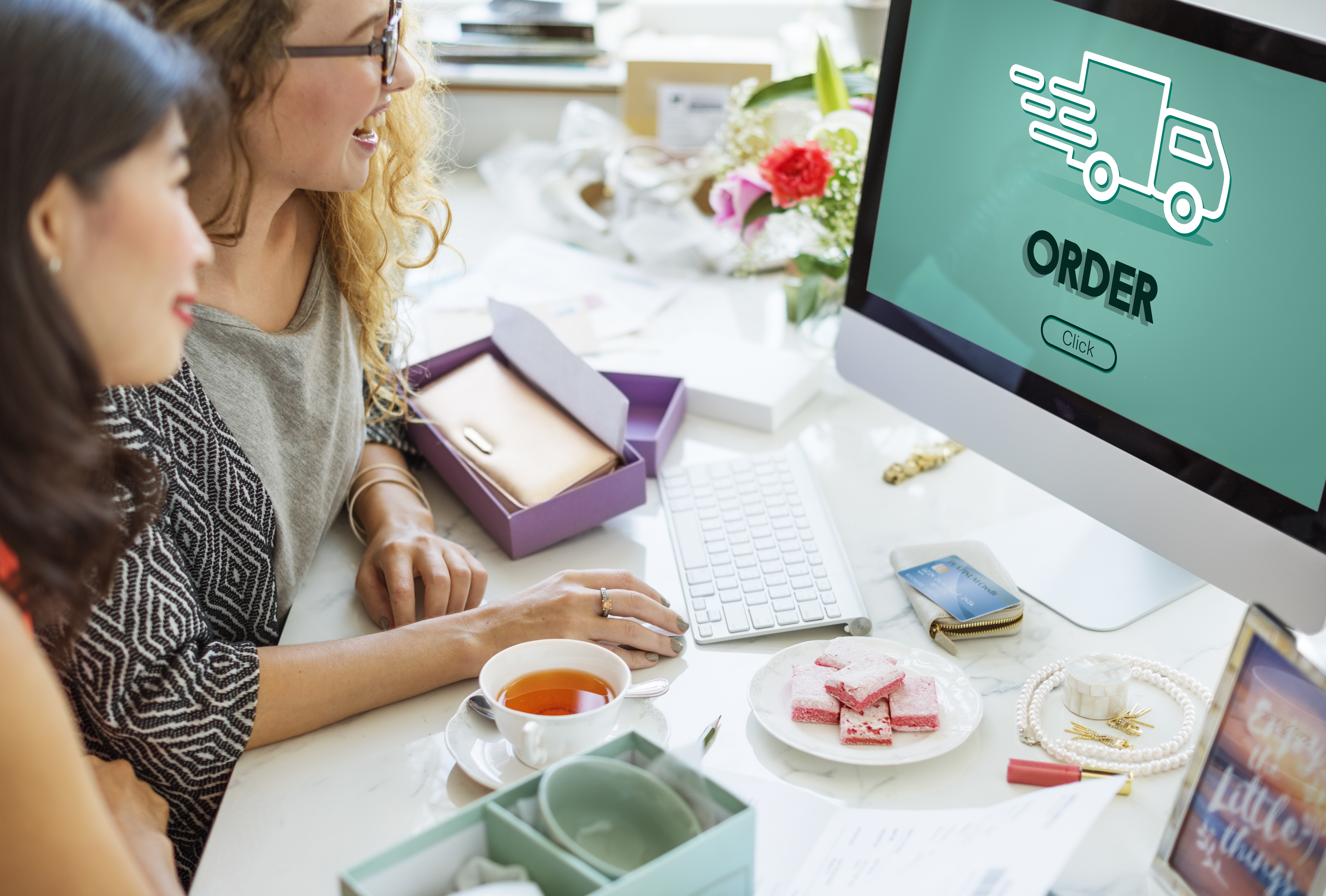 Learning how to start an automated dropshipping business while managing online store orders on a computer.