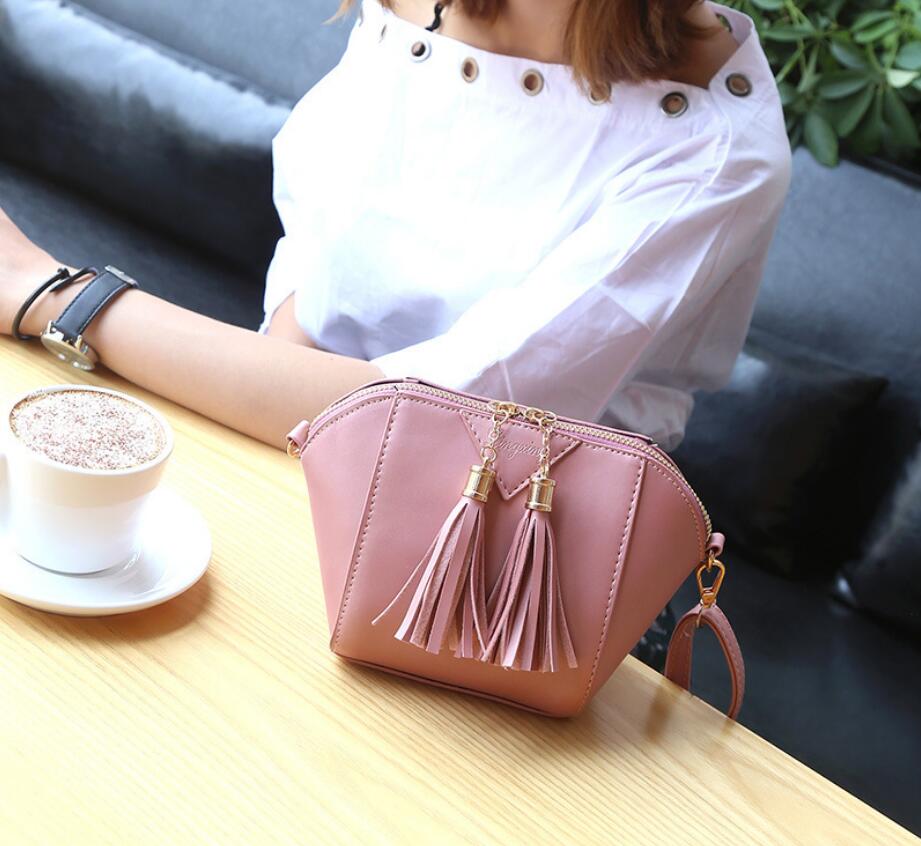 dm prime fênix modelo com a bolsa de couro rosa