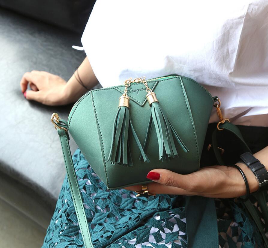 dm prime fênix modelo com a bolsa de cor verde
