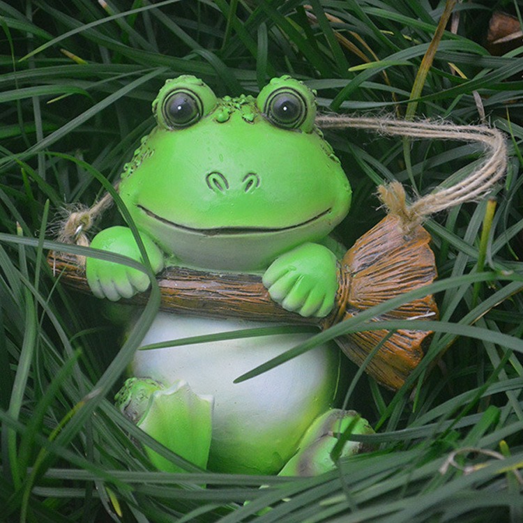 Garden corner with green grass where a frog pendant could hang