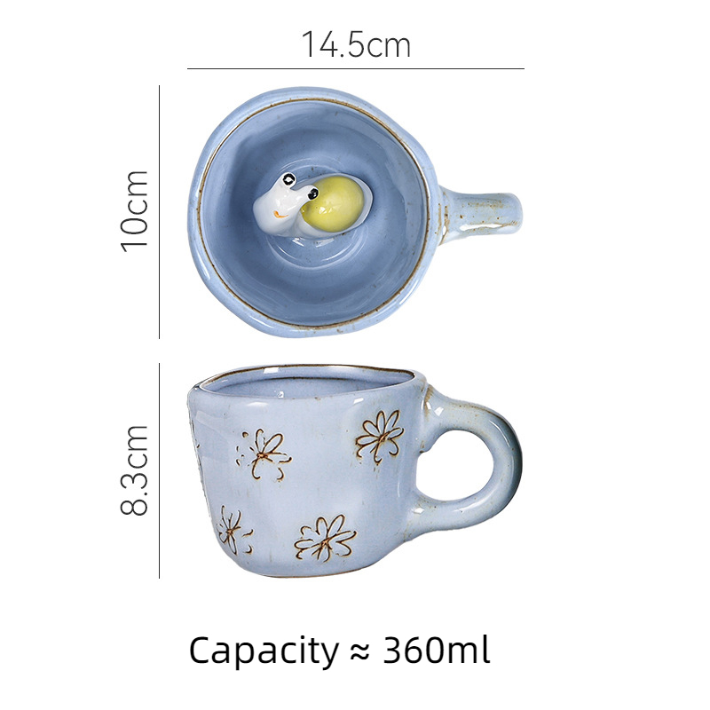 Blue speckled mug with duck figure beside its 14.5 cm width spec sheet