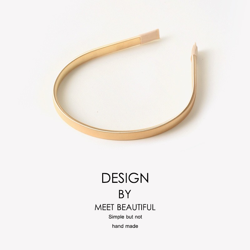 Fine ribbed edge on gold-toned metal clip