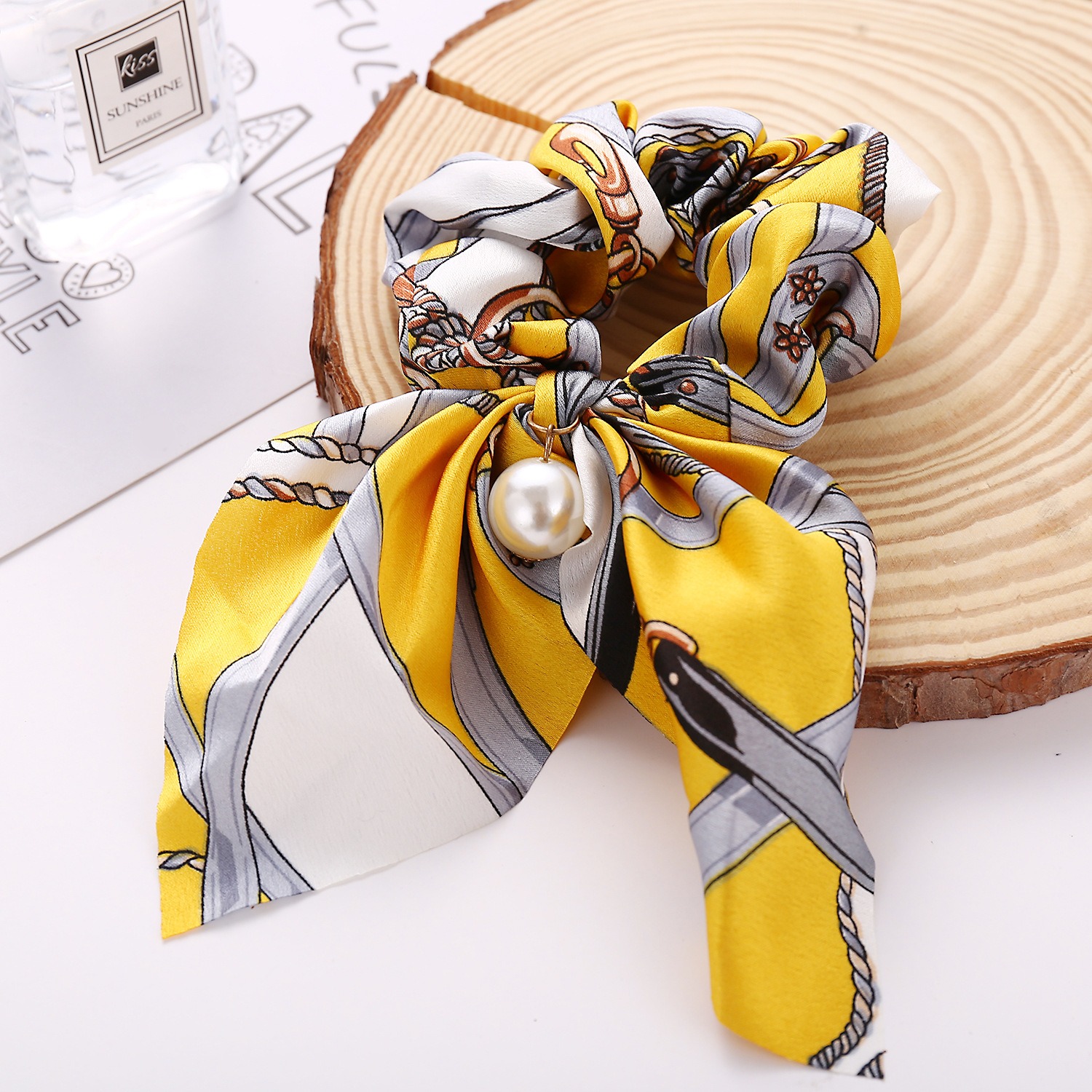 Pearl-like centerpiece on smooth printed fabric