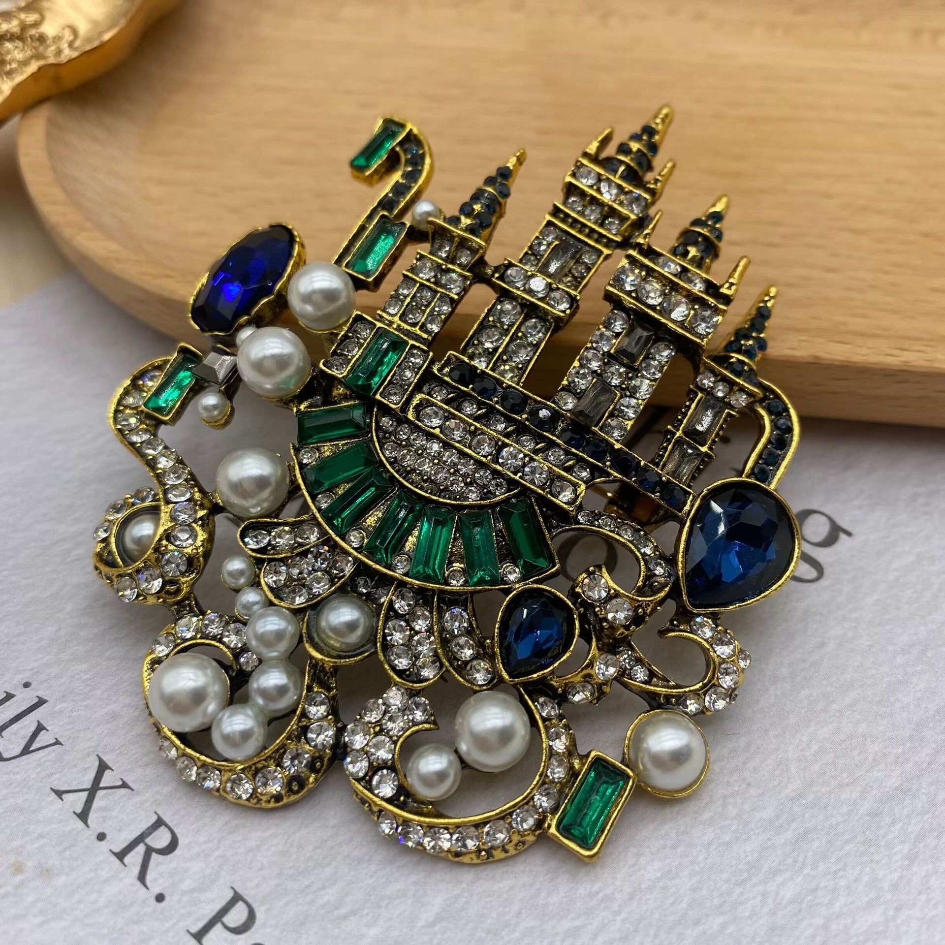 Retro European Castle Brooch Alloy Rhinestone Brooch Color Diamond Crystal Corsage Accessories