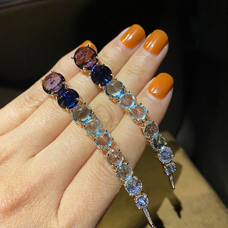 Earrings for women with cool and cool style, colorful diamonds, and a niche design with a single