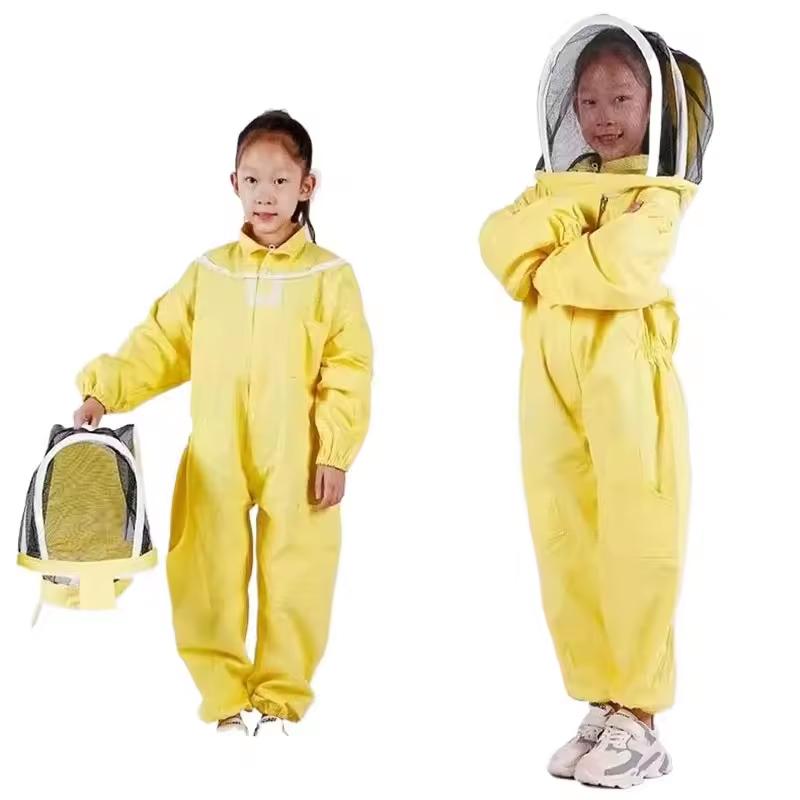 A set of children's beekeeper suits (breathable type), beekeeping equipment, and gloves