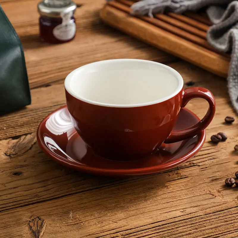 Taza de cerámica con plato, Marrón