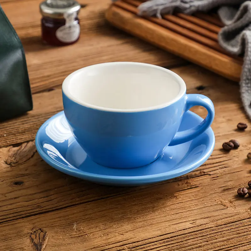 Taza de cerámica con plato