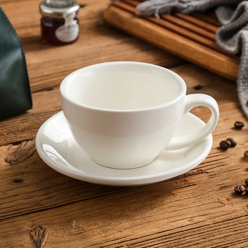 Taza de cerámica con plato, Blanco
