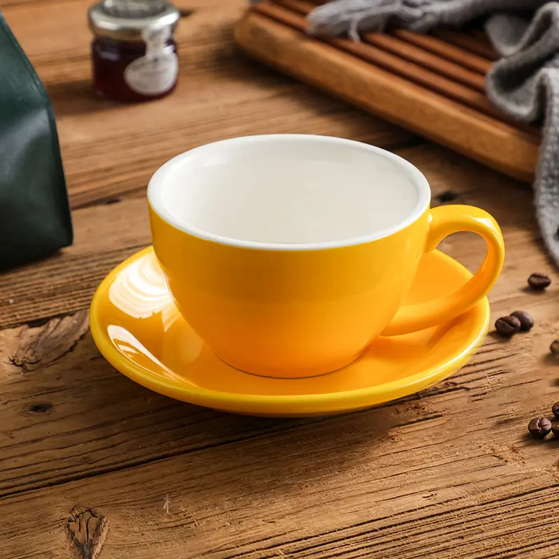 Taza de cerámica con plato, Amarillo